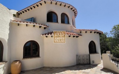 Fantástica villa con gran parcela, con privacidad y vistas al mar.